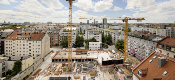 Quelle: Bauwerk / Urheber: Bauwerk / Bildunterschrift: Durch vorausschauende Planung und Teamwork können die oberirdischen Hochbauarbeiten am Neubau-Projekt VINZENT in München jetzt starten.