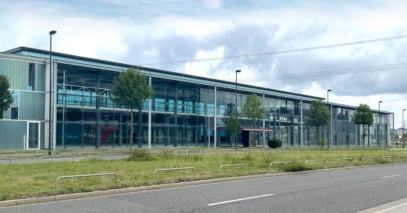 SQM findet Investor und Betreiber für ehemaliges Autohaus am Düsseldorfer Flughafen
