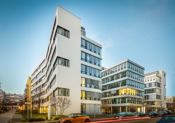 AOK Systems sichert sich mit langfristigem Mietvertrag Büroflächen im NEXUM von WÖHR + BAUER