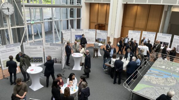 Reger Besuch auf Infoveranstaltung zum Hochhausprojekt ga8 im Frankfurter Stadtplanungsamt