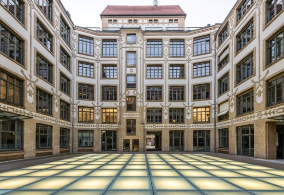 Duolingo findet Bürofläche im LUX Court in Berlin-Friedrichshain