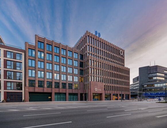 CONREN Land erwirbt zwei Core-Büroimmobilien in Toplagen von München und Hamburg von Quest Investment Partners