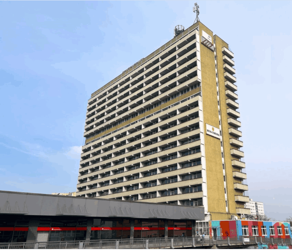 Falkensteg vermittelt Gebäudeensemble „Hochhausscheibe D“ in Halle-Neustadt