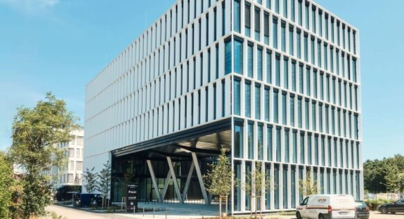Aventin Real Estate verkauft Life Science Center Gräfelfing an AEW