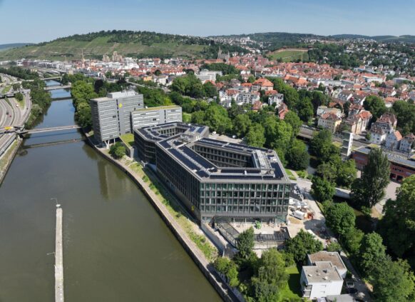 ZÜBLIN übergibt Schlüssel für neues Landratsamt Esslingen