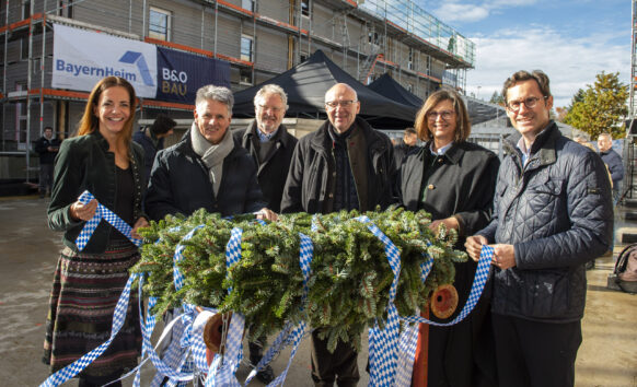 Richtfest in Miesbach: BayernHeim schafft 77 geförderte Wohnungen im neuen Quartier „Am Gschwendt“