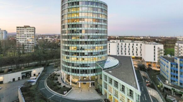CELLS vermietet 780 m² im Eschborner Taunus Tower an die Bildungszentrum Bauer GmbH