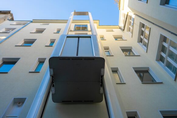 Vertikal anders – Leichtbau-Aufzüge für den Gebäudebestand
