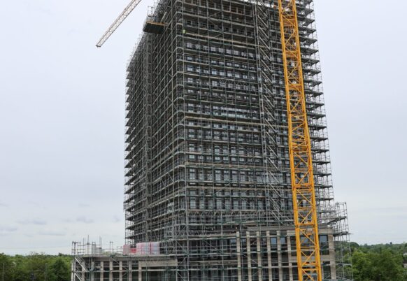 Bürogebäude DÜXX feiert Richtfest in Köln Deutz