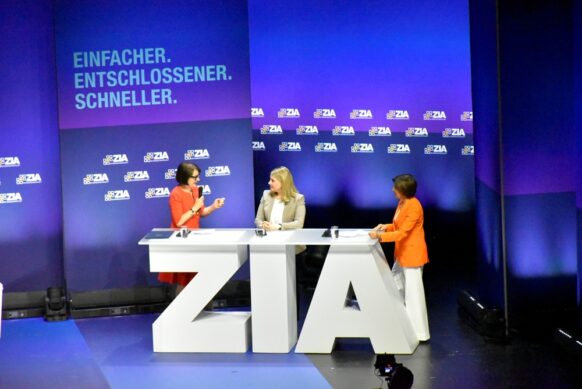 Bundesbauministerin Verena Hubertz kündigt Verlängerung des EH55-Plus-Programms an