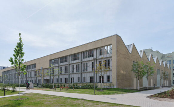 Bollinger + Fehlig Architekten transformieren ehemalige Siemens-Industriehalle in moderne Wohnsiedlung im Havelufer Quartier